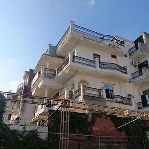 Accommodatie bij particulieren Varuna Palace-fully Vaccinated Staff Benares